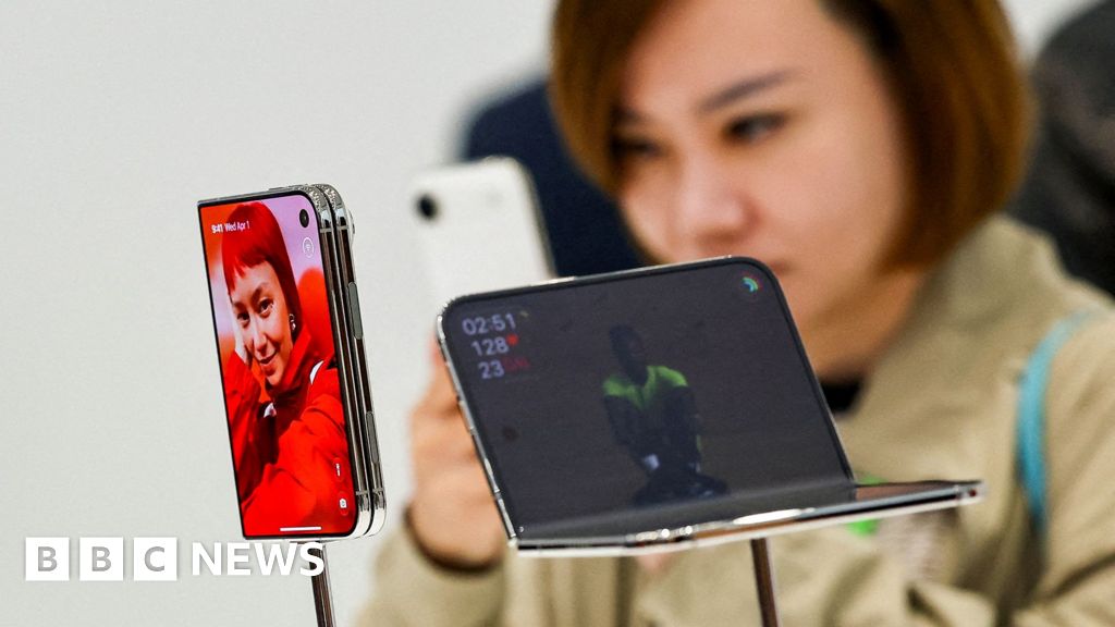 Apple's new boss starts with big gamble on £1,999 first folding iPhone - BBC