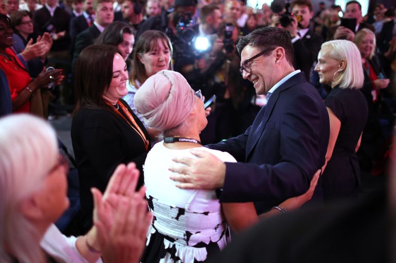 epa13270857 Britain’s Prime Minister and Labour Leader Andy Burnham (R) greets delegates after he delivered his keynote speech during the Labour Party Conference in Liverpool, Britain, 29 September 2026. The conference runs from 27 to 30 September at the Arena Convention Centre in Liverpool. EPA/ADAM VAUGHAN