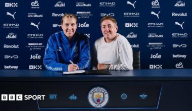 Anna Moorhouse signing for Manchester City
