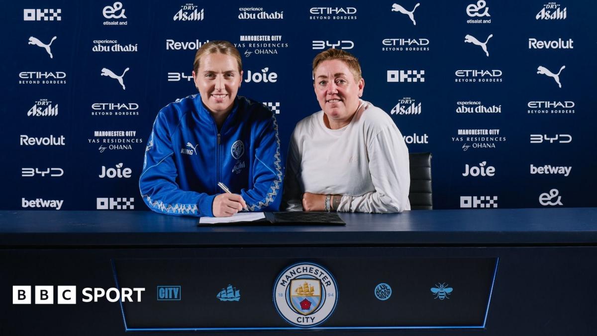 Anna Moorhouse signing for Manchester City