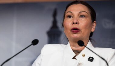 Sen. Duckworth slams Trump's "foolhardy plan" to make triumphal arch a military complex