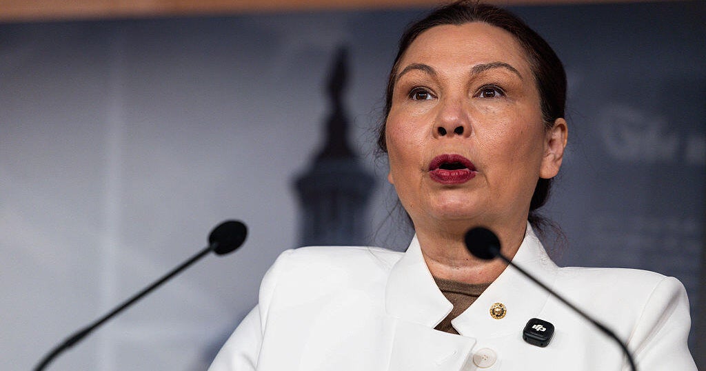 Sen. Duckworth slams Trump's "foolhardy plan" to make triumphal arch a military complex