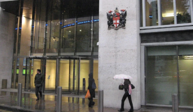 FTSE 100 Edges Lower as U.S.-Iran Tensions Focus Attention on Gulf Shipping