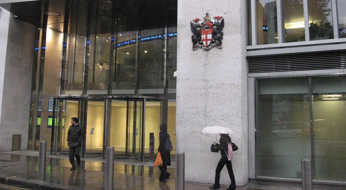 FTSE 100 Edges Lower as U.S.-Iran Tensions Focus Attention on Gulf Shipping