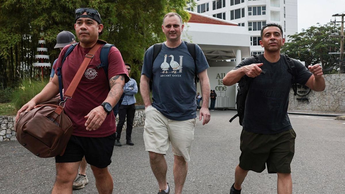 US sailors go shopping before hitting the bars in Thailand after 250-day voyage
