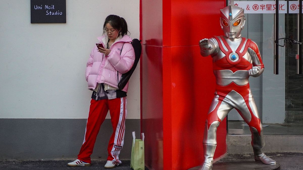 Young people in China are fangirling over a professor who gets their anxiety