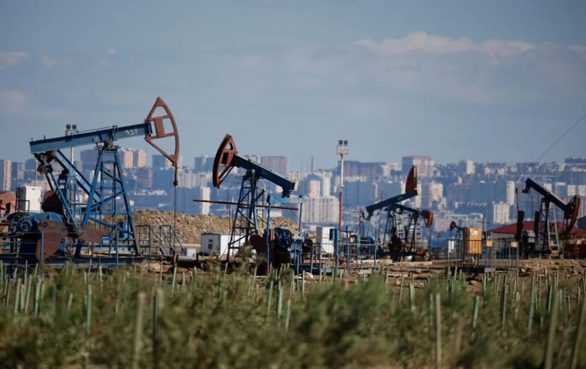 Oil prices extend gains as US and Iran trade fresh strikes