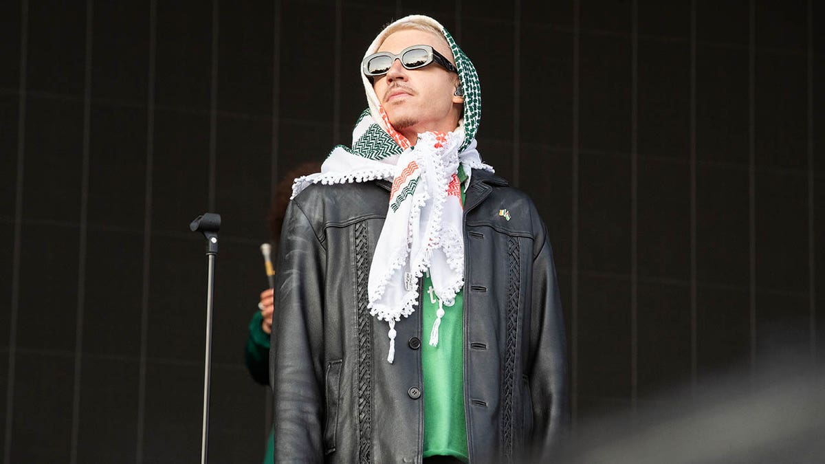 Macklemore wearing keffiyeh in concert 