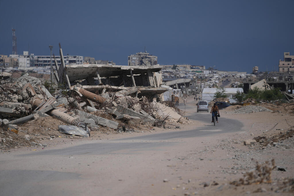 Gaza Strip (Photo: AP Photo/Abdel Kareem Hana) אוהלים בין ההריסות ברצועת עזה