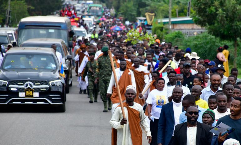 Mourners escort the cortege with the body of the late Omukama of Tooro, King Oyo Nyimba Kabamba Iguru Rukidi IV, for his burial at the Karambi Royal Tombs, in Fort Portal, Kabarole district, Uganda September 12, 2026. REUTERS/Abubaker Lubowa