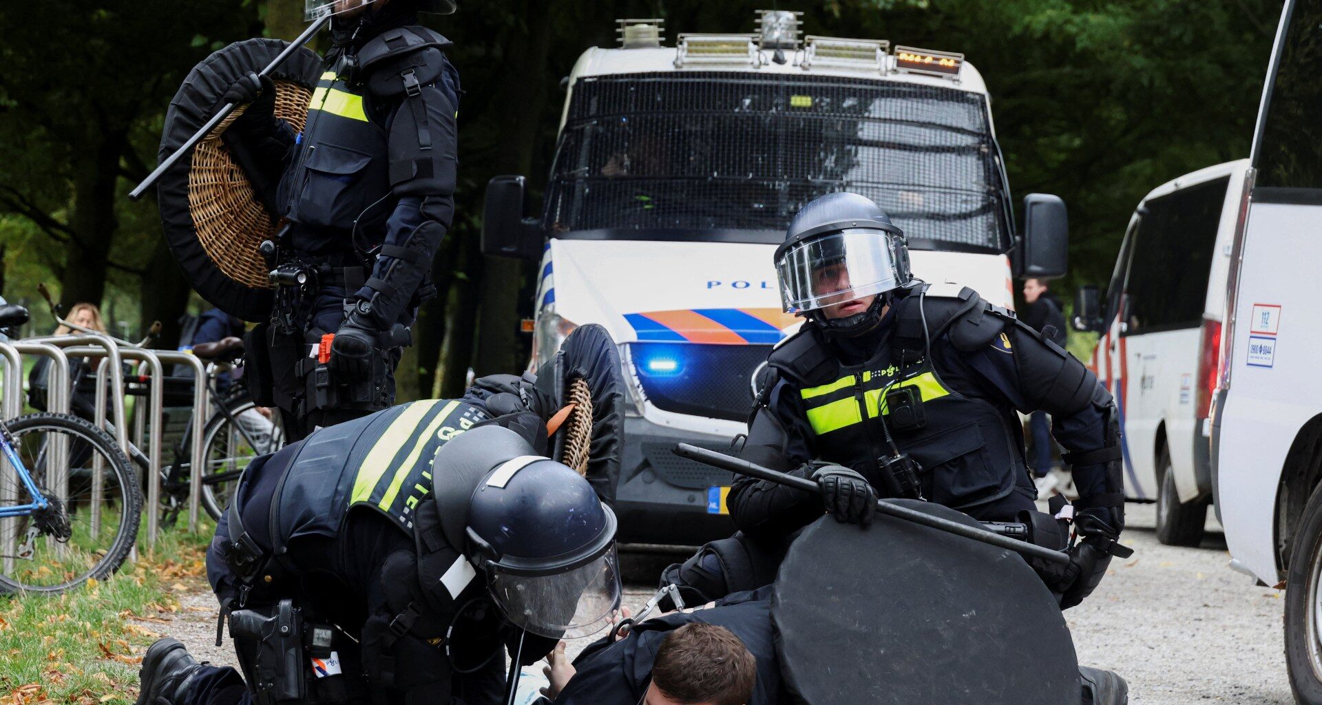 Dutch riot police break up violent far-right protest in The Hague | The Far Right News