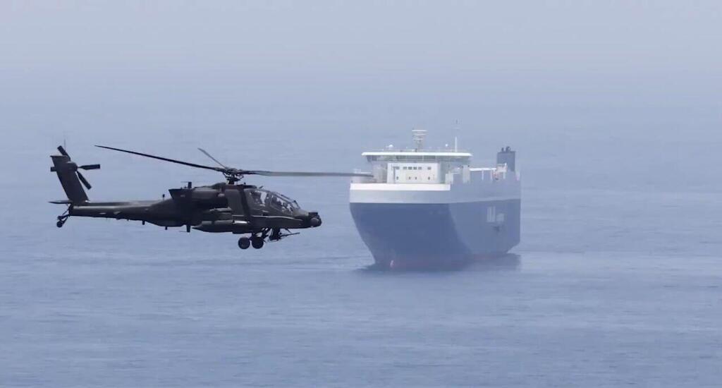 Iran is concerned about the state of its economy amid the blockade of the Strait of Hormuz (Photo: U.S. Central Command/X) תיעוד: אדמירל בראד קופר מפקד פיקוד מרכז בצבא ארה"ב טס מעל מצרי הורמוז במסוק אפאצ'י