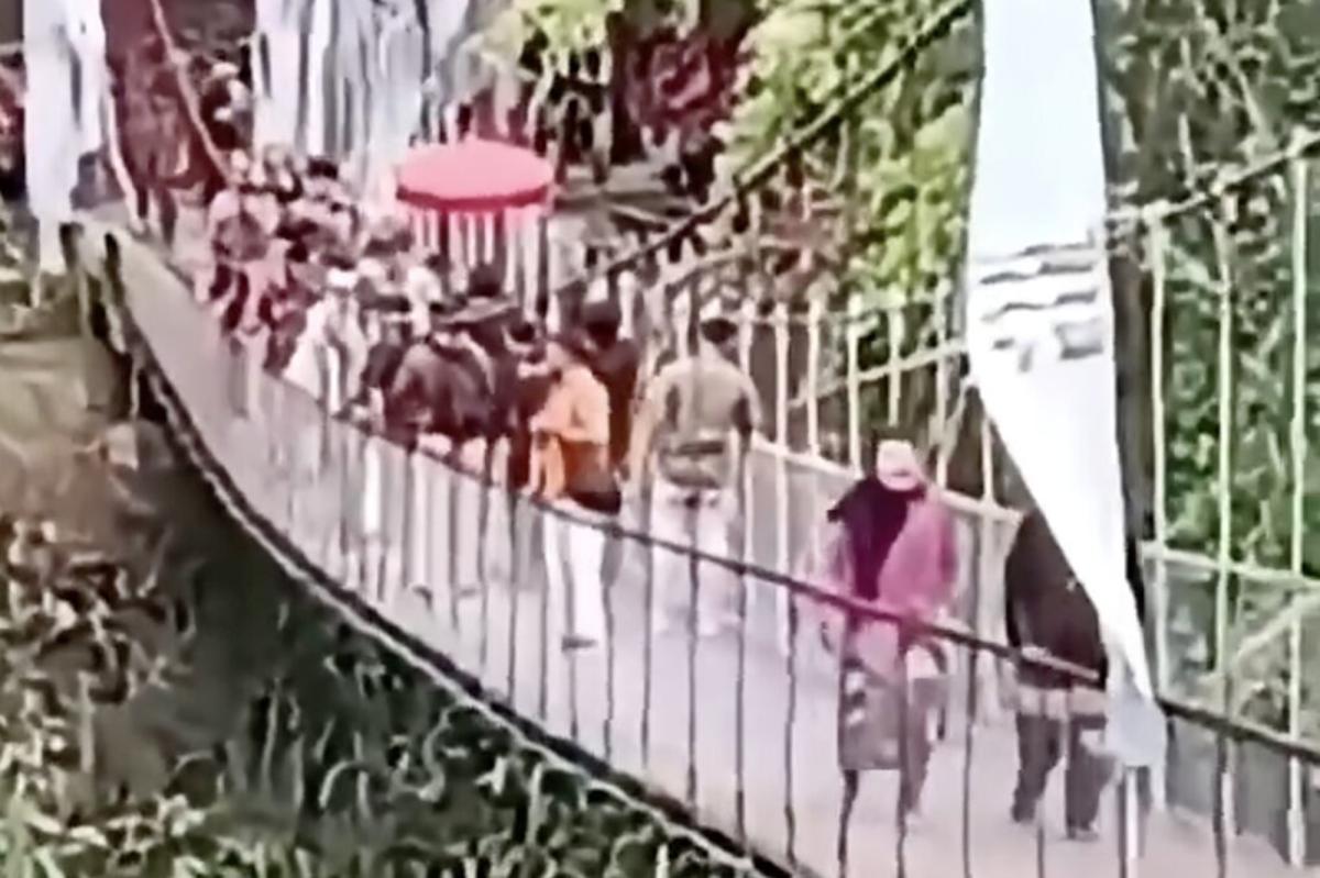 New Indonesian suspension bridge collapses, injuring dozens
