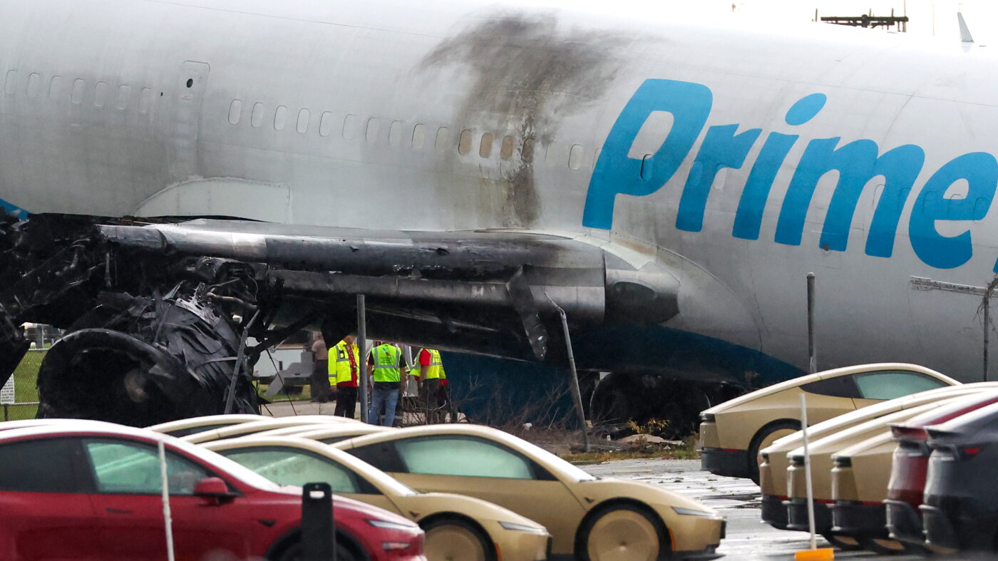 Cargo jet tried to abort unsteady landing before crash, flight data indicates : NPR