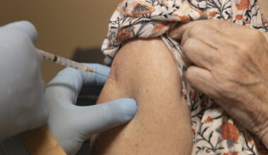 Independent vaccine recommendations issued for COVID, flu and RSV : NPR