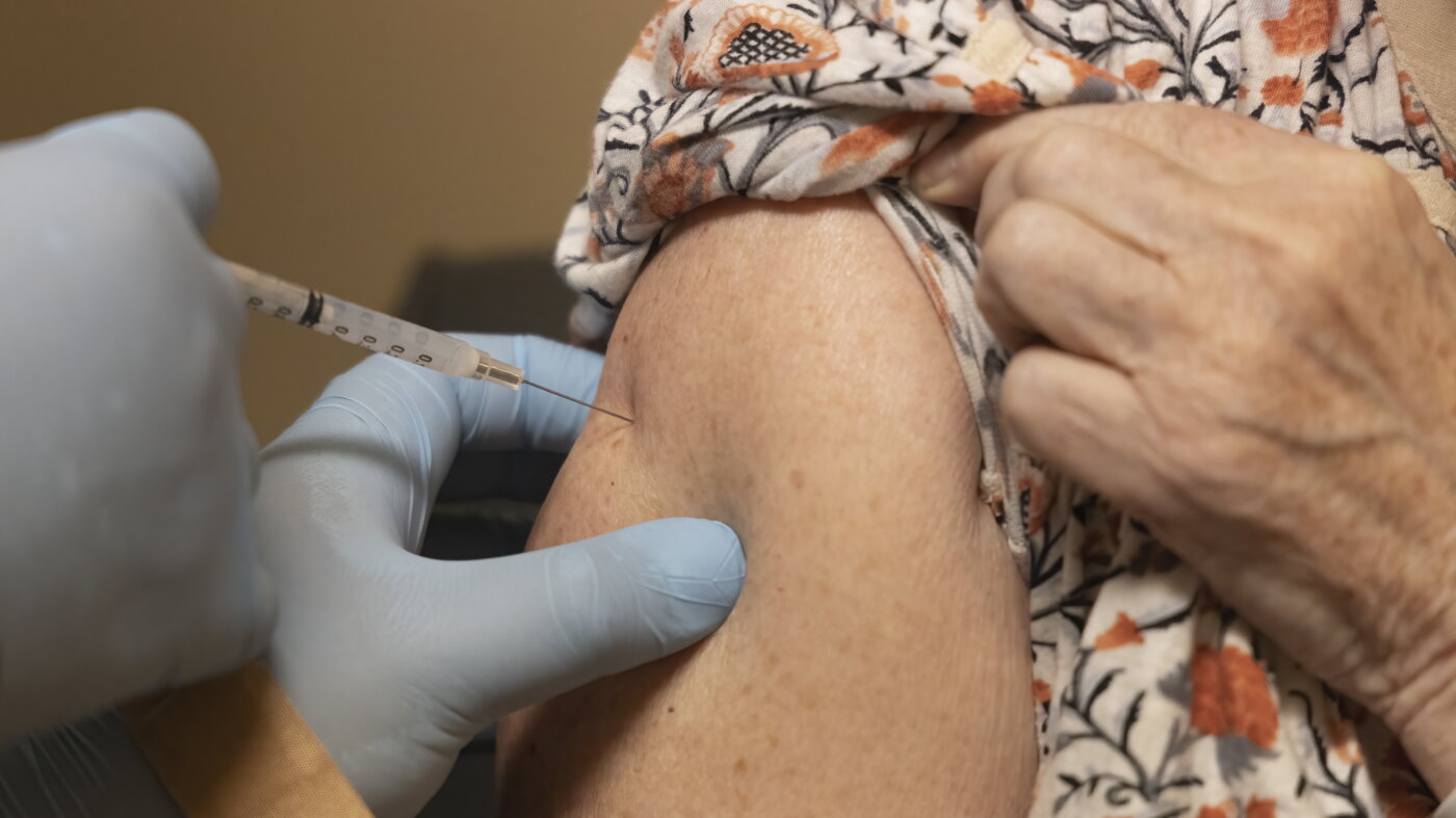 Independent vaccine recommendations issued for COVID, flu and RSV : NPR