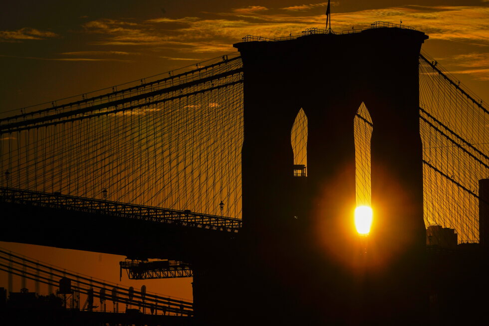 Police fatally shoot knife-wielding man on Brooklyn Bridge cables