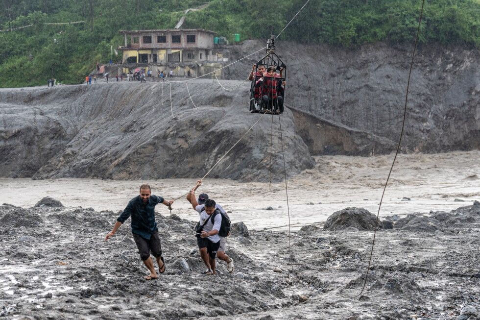 Survivors of Nepal floods rely on relief supplies and temporary river crossings