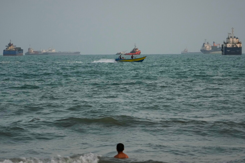 US military strikes Iranian oil tankers after navy warships targeted