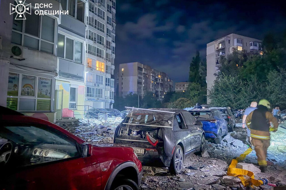 Russian strikes kill 2 Ukrainian civilians as air war intensifies