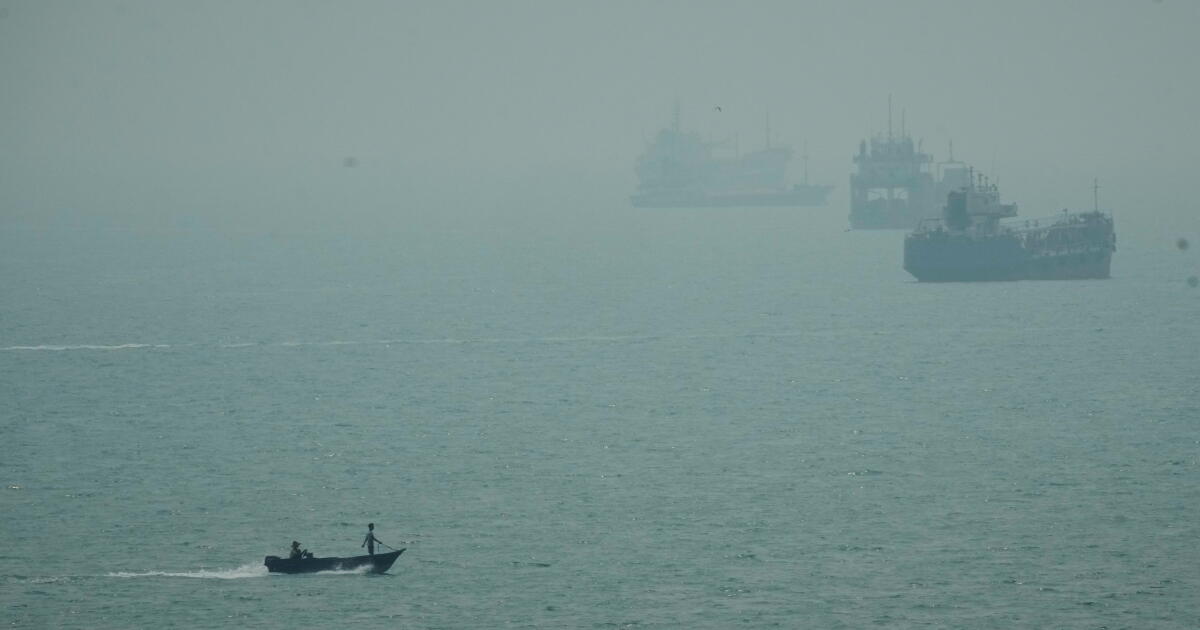U.S. strikes Iranian tankers after more attempted missile attacks on Navy warship