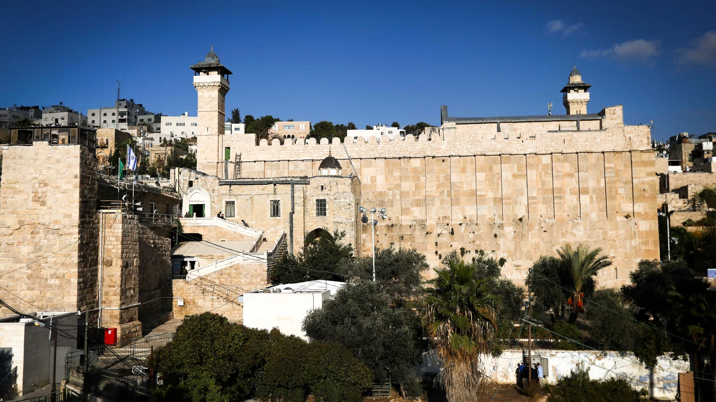 Thousands arrive at Hebron’s Cave of the Patriarchs for Sukkot prayers - Israel & Jewish News