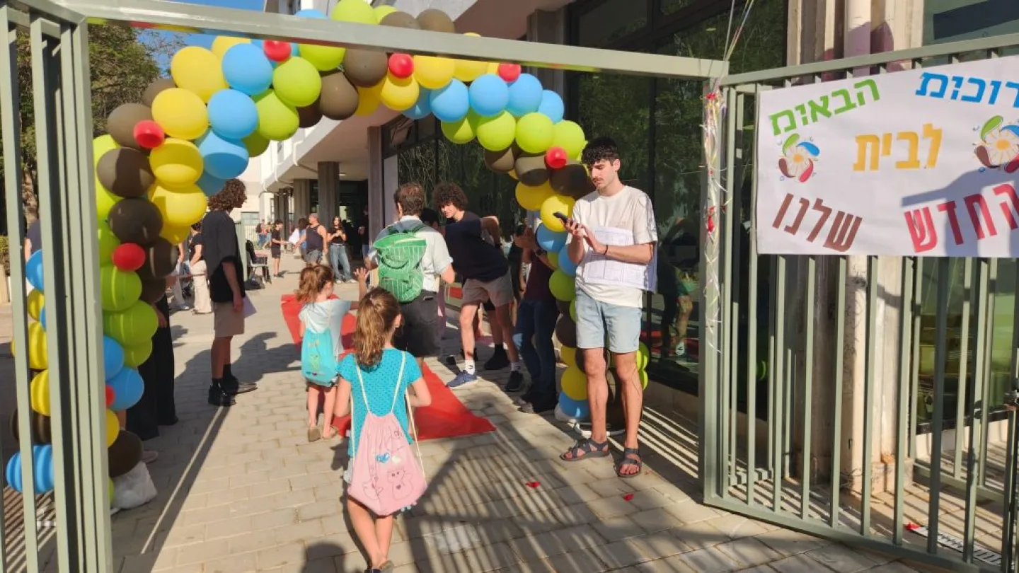 Israeli students return to classrooms as schools expand AI studies, ban phones - Israel & Jewish News