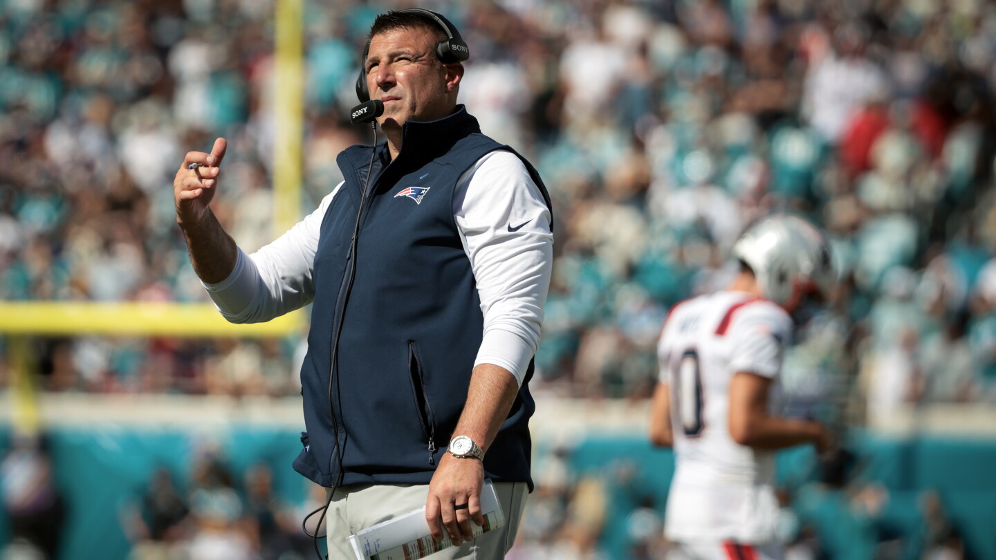 Mike Vrabel downplays report of issues between him and Drake Maye