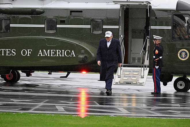 ANNABELLE GORDON / REUTERS
                                President Donald Trump disembarks Marine One on the South Lawn of the White House after returning from a trip to Tennessee today.