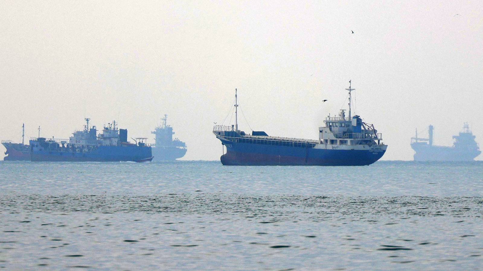 Oil Rises as Iran Threat to Widen War Dims Hormuz Deal Hopes