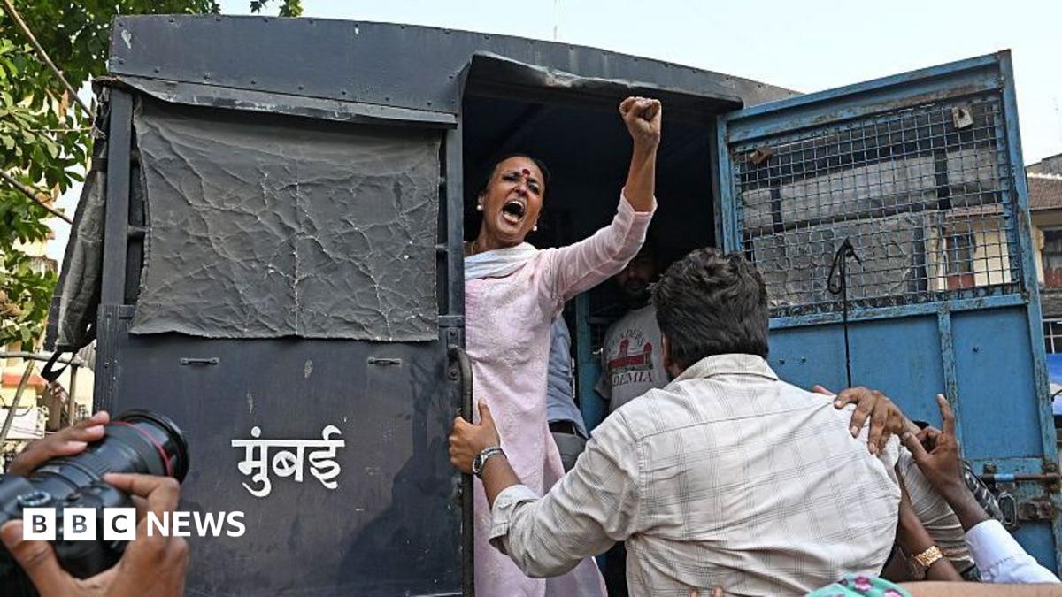 Policewomen try to stop a detained protestor to escape from a bus during a protest by the Cockroach Janta Party (CJP) seeking the resignation of India's Chief Election Commissioner Gyanesh Kumar, near the protest site in New Delhi, India, October 10, 2026. REUTERS/Adnan Abidi TPX IMAGES OF THE DAY