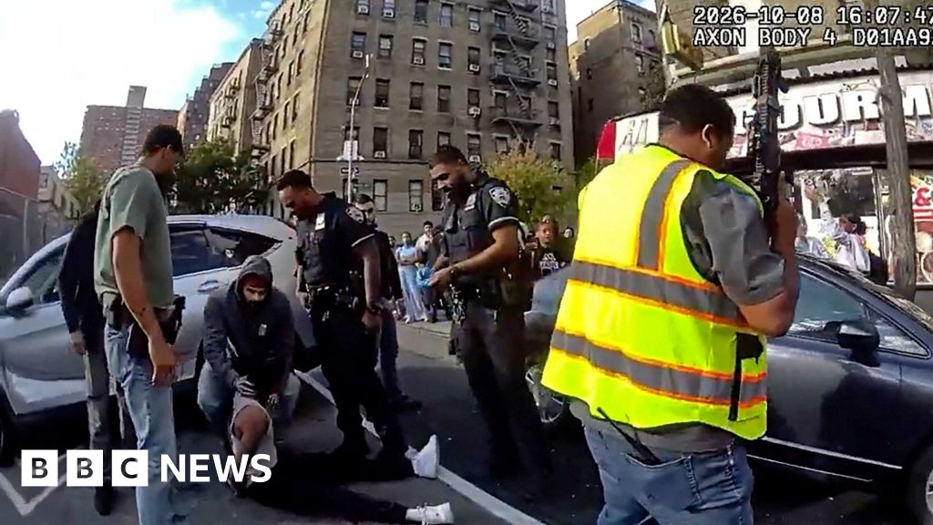 US immigration officials defend ICE agents who shot man while his child was in the car - BBC