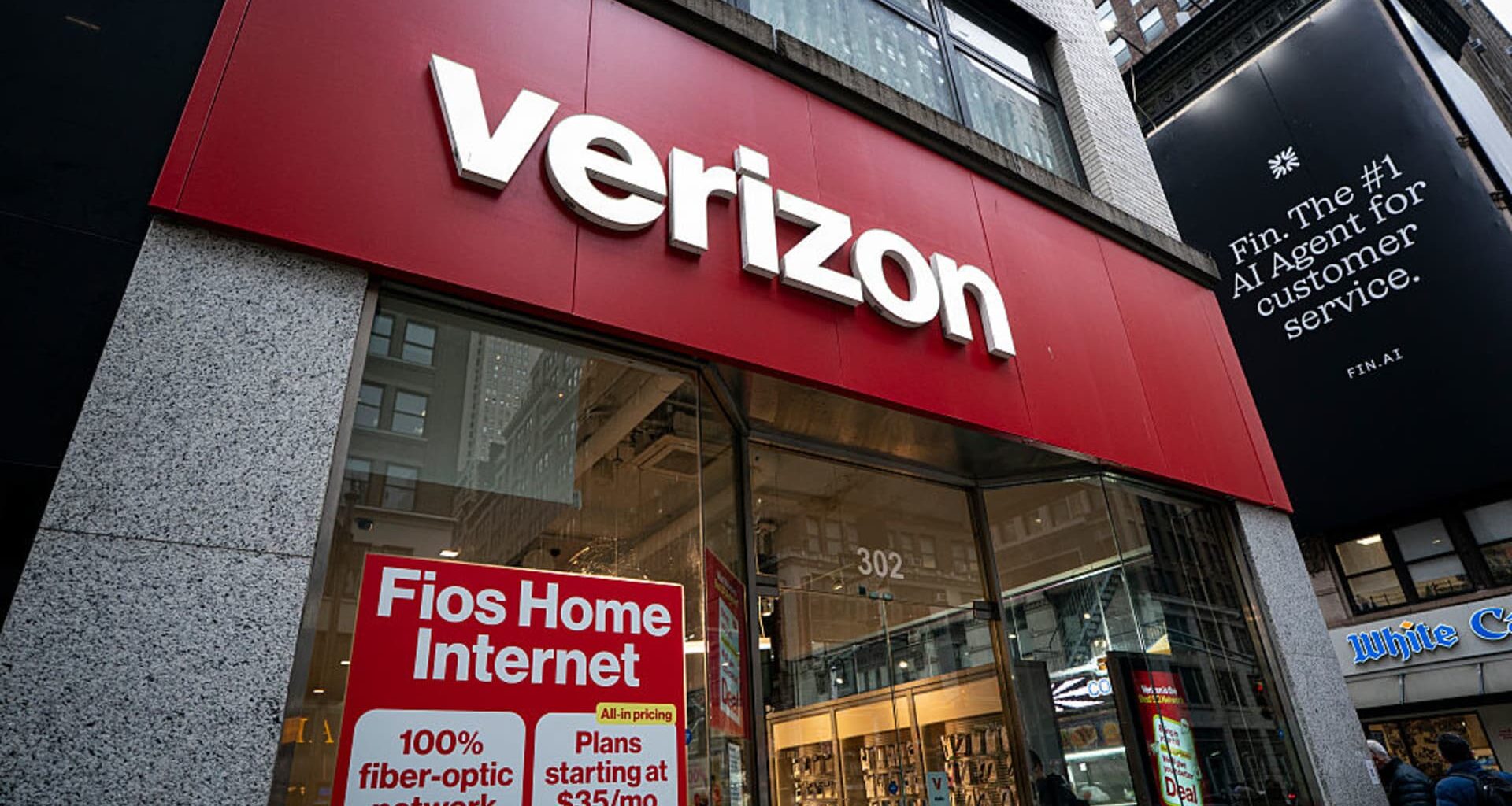 Verizon, AT&T and T-Mobile sell off on SpaceX U.S. network plans