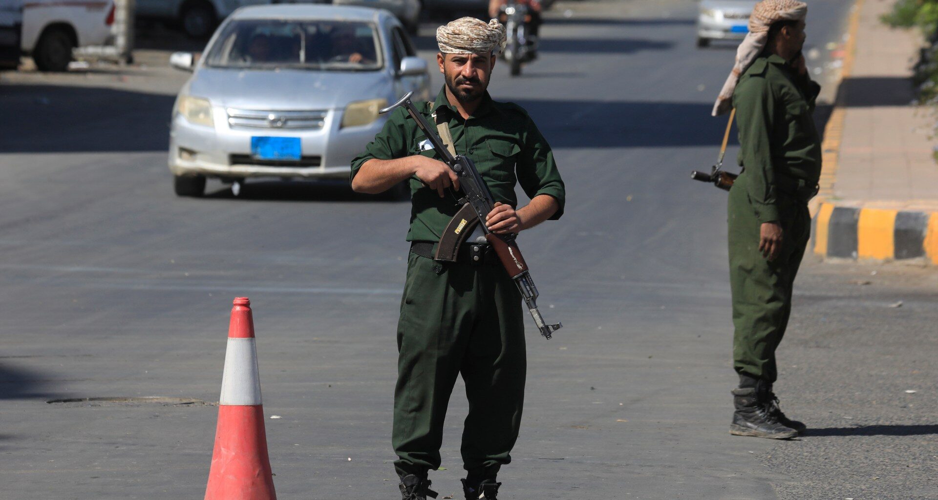 Yemen war live: Yemeni forces claim key heights as Houthi attacks go on | Houthis News