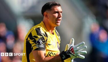 Emiliano Martinez clapping his hands together