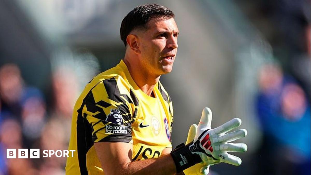 Emiliano Martinez clapping his hands together