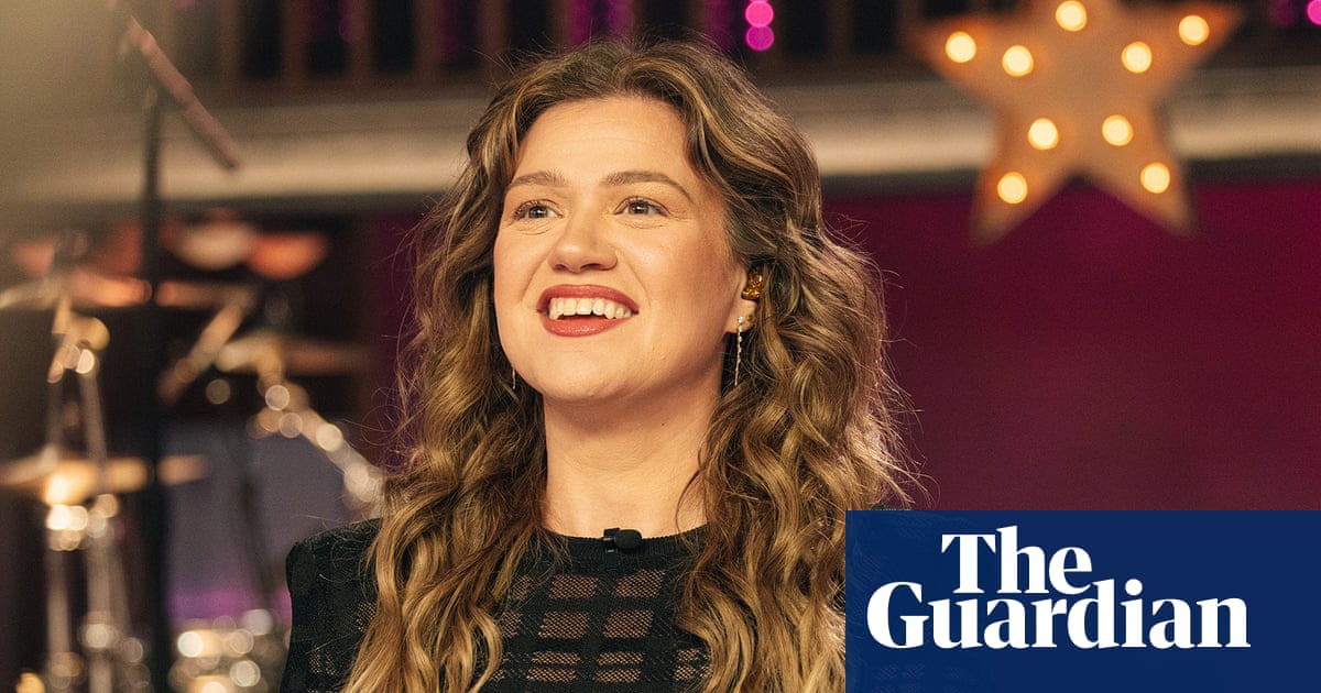‘Wow, dude. You’re an idiot’: why Kelly Clarkson is fighting over a $15,000 bird on social media | Kelly Clarkson