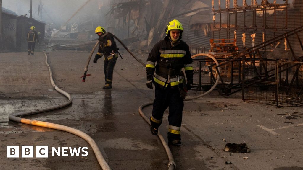 Ukraine: At least 15 dead after large-scale Russian strikes - BBC