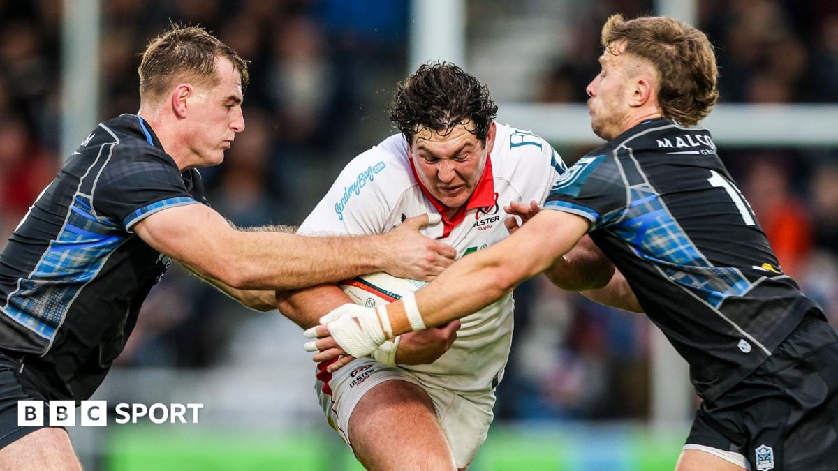 Tom Stewart runs at the Glsgow defence