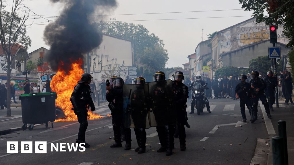 France to close up to 500 schools on Monday over student protests - BBC