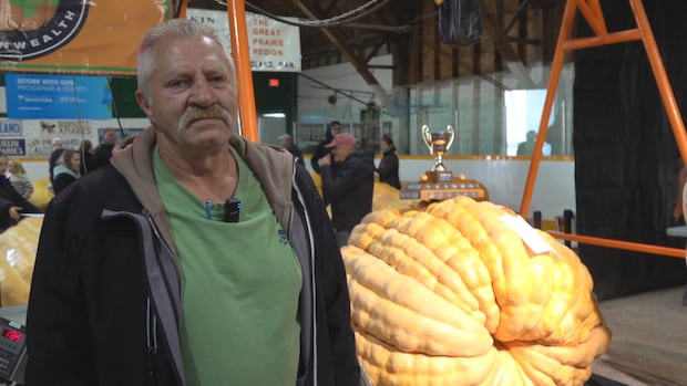 Gigantic gourd smashes Manitoba's record for heaviest pumpkin