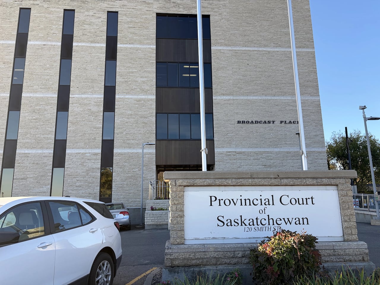 A court house with the sign saying Provincial Court of Saskatchewan