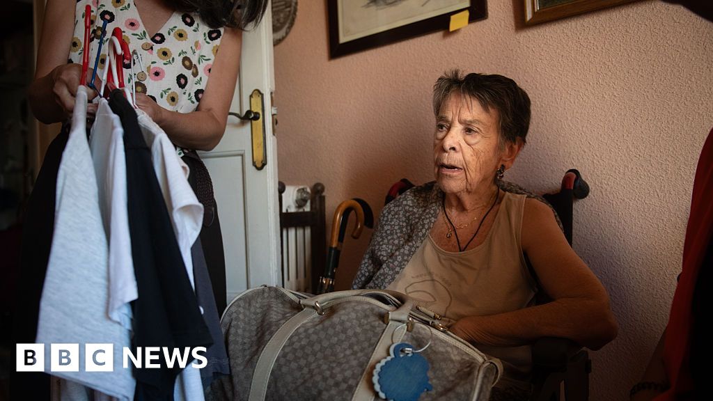 Spanish pensioner whose eviction sparked nationwide protests dies, union says - BBC