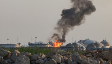 Booms and flight disruptions in Riyadh as Saudi-Houthi war escalates