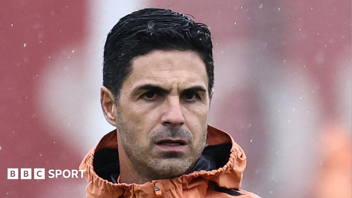 Mikel Arteta taking a training session