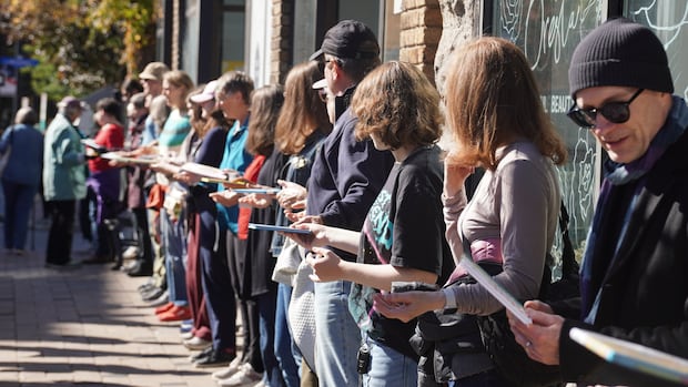 'Book brigade' moves 7,400 books by hand to Hintonburg store's new space