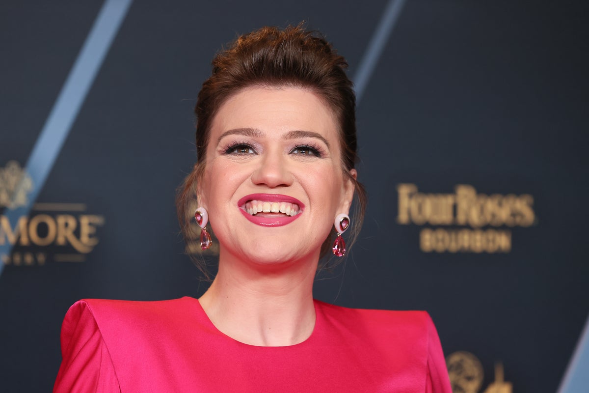 New York shop says Kelly Clarkson tried to buy item not for sale and defends itself after ‘8 million’ attacks
