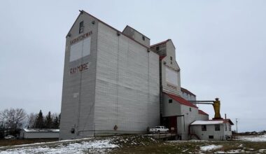 Sask. farmer trying to sell or donate town's grain elevator to avoid demolition