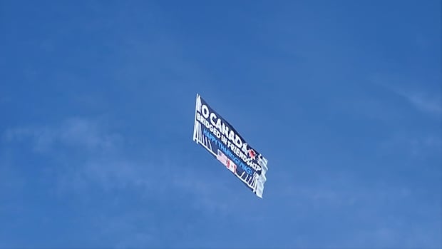 Windsor residents react to thank you banner from Detroit on Thanksgiving