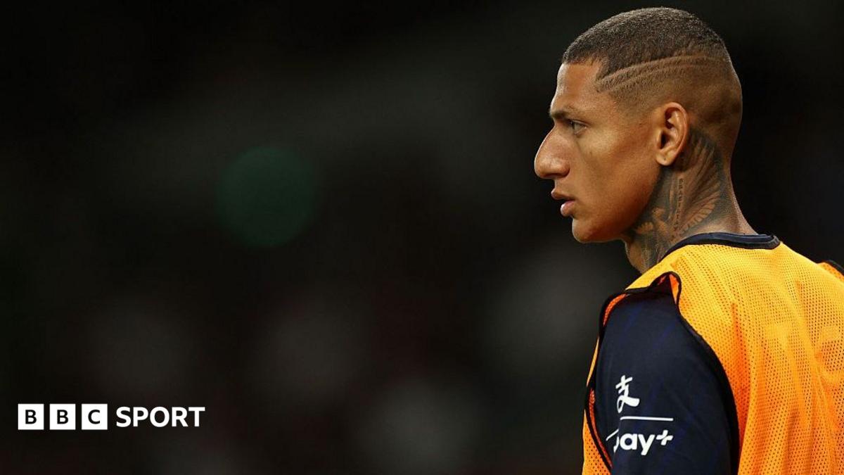 Tottenham forward Richarlsion wearing a substitutes' bib